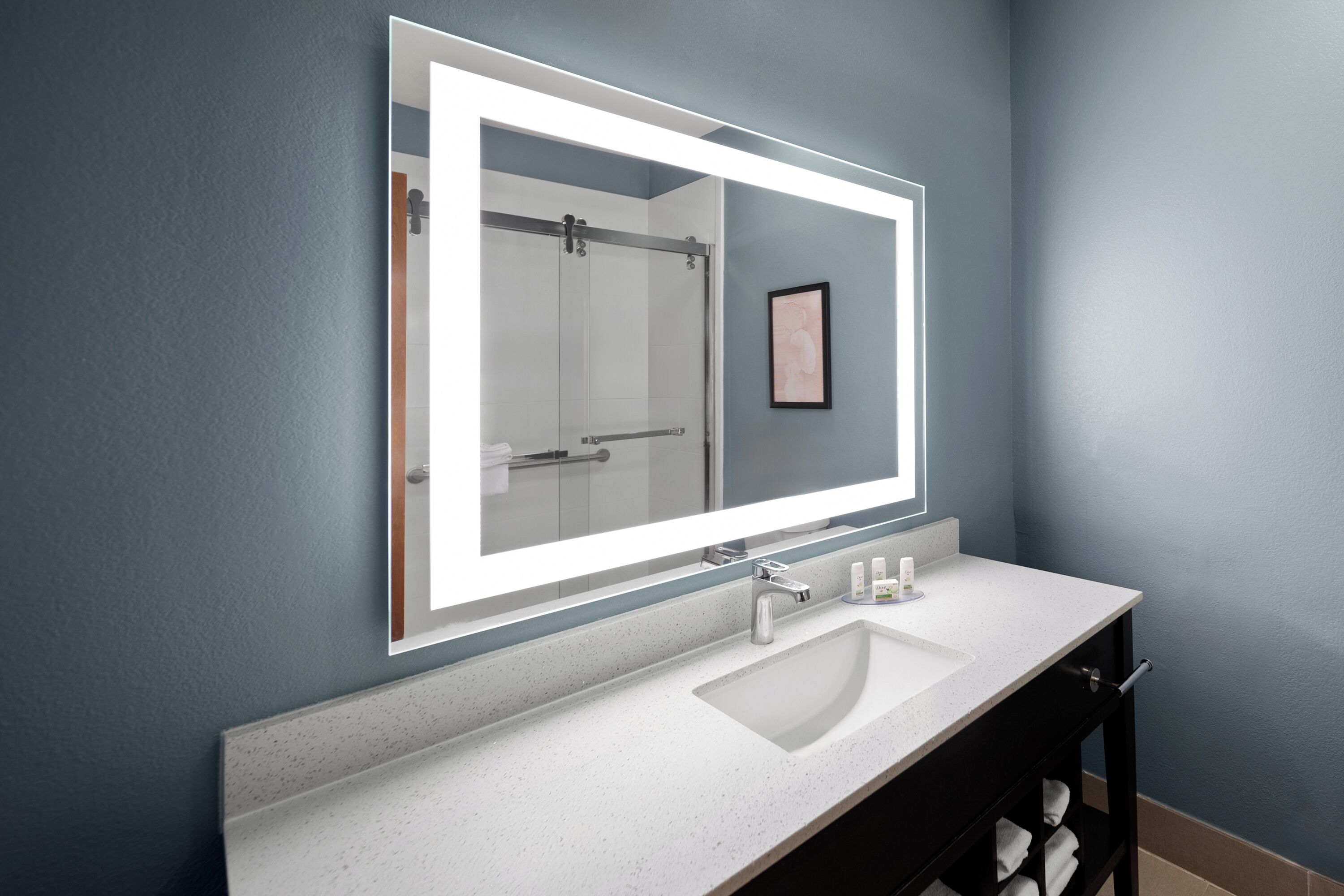 Combined shower/tub, free toiletries, hair dryer, towels