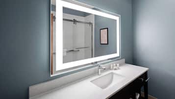 Combined shower/tub, free toiletries, hair dryer, towels