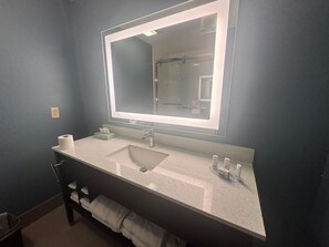 Ducha y bañera combinadas y artículos de higiene personal gratuitos