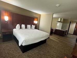 Premium bedding, individually decorated, individually furnished, desk - Wingate by Wyndham College Station South (College Station)