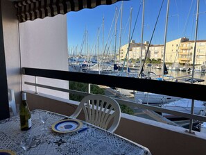 Outdoor dining - Quiet Studio Cabin Near Beach and Shops, Pets Allowed (Cap d'Agde)