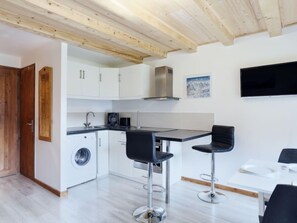 Fridge, oven, cookware/dishes/utensils