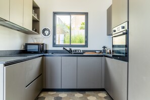 Frigorifero, microonde, forno, piano cottura