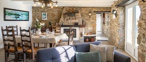 Télévision, cheminée