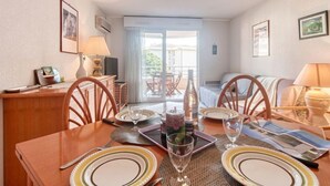Een eethoek met een tafel voor vier personen, een bank en een balkon met uitzicht.