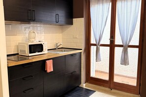 Fridge, microwave, stovetop