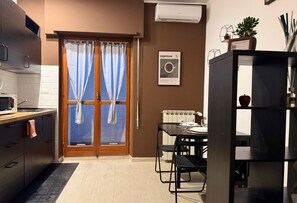 Réfrigérateur, micro-ondes, plaque de cuisson