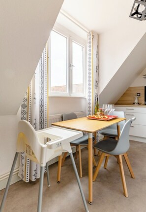 Dining - 2-room apartment. Right in the historic city center! (Sélestat)
