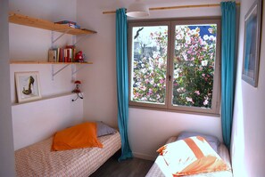 4 habitaciones, escritorio y tabla de planchar con plancha 