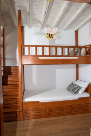 2 chambres, bureau, système d’insonorisation, fer et planche à repasser