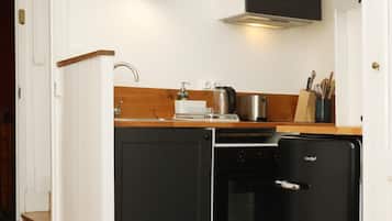 Fridge, microwave, oven, coffee/tea maker