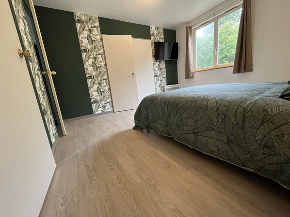 4 slaapkamers, een bureau, een strijkplank/strijkijzer, reisbedje