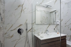 Dusche, Haartrockner, Bidet, Handtücher