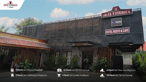 Un hôtel appelé « OMAH PANJANG » dont l’enseigne indique qu’il propose un restaurant et un café.