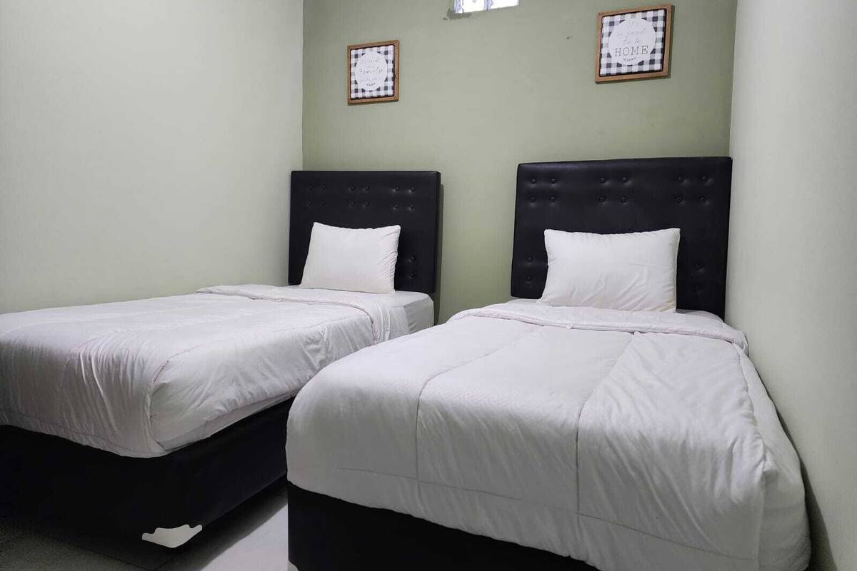 Deluxe Room, 2 Twin Beds | Desk, free WiFi, bed sheets