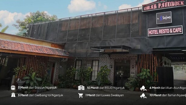 Un hôtel appelé « OMAH PANJANG » dont l’enseigne indique qu’il propose un restaurant et un café.
