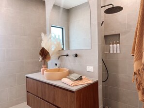 Douche, séchoir à cheveux, serviettes fournies, savon