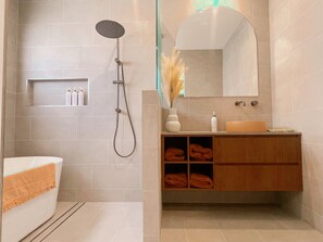 Douche, sèche-cheveux, serviettes fournies, savon