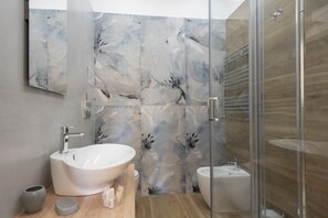 Dusj, hårføner, bidé og håndklær