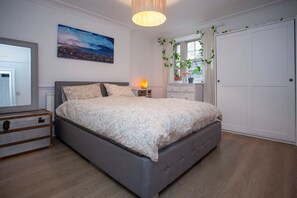 Departamento básico, 1 cama King size | 1 habitación, espacio para trabajar con laptop y ropa de cama 