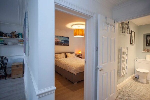 Basic Apartment, 1 King Bed | 1 bedroom, laptop workspace, bed sheets