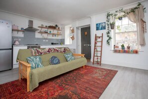 Basic Apartment, 1 King Bed | Interior