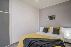 1 bedroom - GuestHost - Apartment located on the 4th floor of a building with a lift.In 50 square meters of space it comfortably accommodates 4 people with a bedroom and a double sofa bed.We are located in Mestre, in a central area well connected to reach Venice in  (Mestre)
