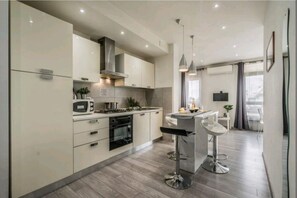 Private kitchen - GuestHost - Apartment located on the 4th floor of a building with a lift.In 50 square meters of space it comfortably accommodates 4 people with a bedroom and a double sofa bed.We are located in Mestre, in a central area well connected to reach Venice in (Mestre)
