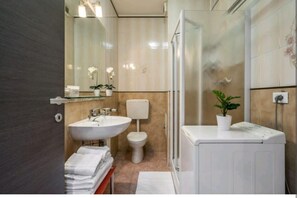 Shower, bidet - GuestHost - Apartment located on the 4th floor of a building with a lift.In 50 square meters of space it comfortably accommodates 4 people with a bedroom and a double sofa bed.We are located in Mestre, in a central area well connected to reach Venice in  (Mestre)