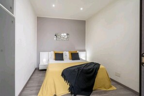 1 bedroom - GuestHost - Apartment located on the 4th floor of a building with a lift.In 50 square meters of space it comfortably accommodates 4 people with a bedroom and a double sofa bed.We are located in Mestre, in a central area well connected to reach Venice in  (Mestre)