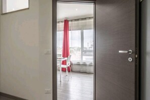 Interior - Apartment located on the 4th floor of a building with a lift.In 50 square meters of space it comfortably accommodates 4 people with a bedroom and a double sofa bed.We are located in Mestre, in a central area well connected to reach Venice in a few minute (Mestre)