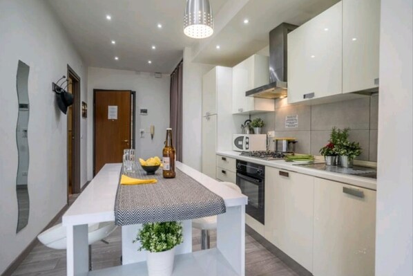 Private kitchen - GuestHost - Apartment located on the 4th floor of a building with a lift.In 50 square meters of space it comfortably accommodates 4 people with a bedroom and a double sofa bed.We are located in Mestre, in a central area well connected to reach Venice in (Mestre)