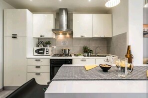 Private kitchen - GuestHost - Apartment located on the 4th floor of a building with a lift.In 50 square meters of space it comfortably accommodates 4 people with a bedroom and a double sofa bed.We are located in Mestre, in a central area well connected to reach Venice in  (Mestre)