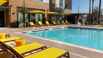 حمّام سباحة خارجي