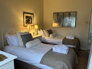 Premium bedding, individually decorated, individually furnished - THE FOX GOES FREE (Chichester)