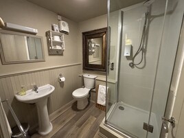 Habitación doble, baño privado | Baño | Ducha y cabezal de ducha tipo lluvia