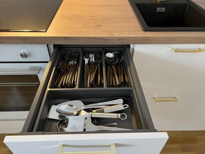 Frigorifero, microonde, forno, piano cottura