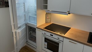 Fridge, microwave, oven, stovetop - Beautiful 2-bed Apartment in Nannestad (Nannestad)