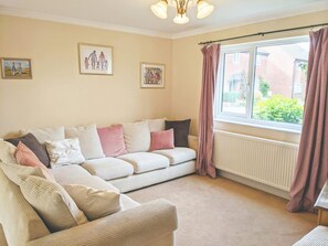 House | Living area | Fireplace - Immaculate 4-bed House Near Colchester City Centre (Colchester)