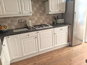 House | Private kitchen | Fridge, microwave, oven, stovetop - Immaculate 4-bed House Near Colchester City Centre (Colchester)
