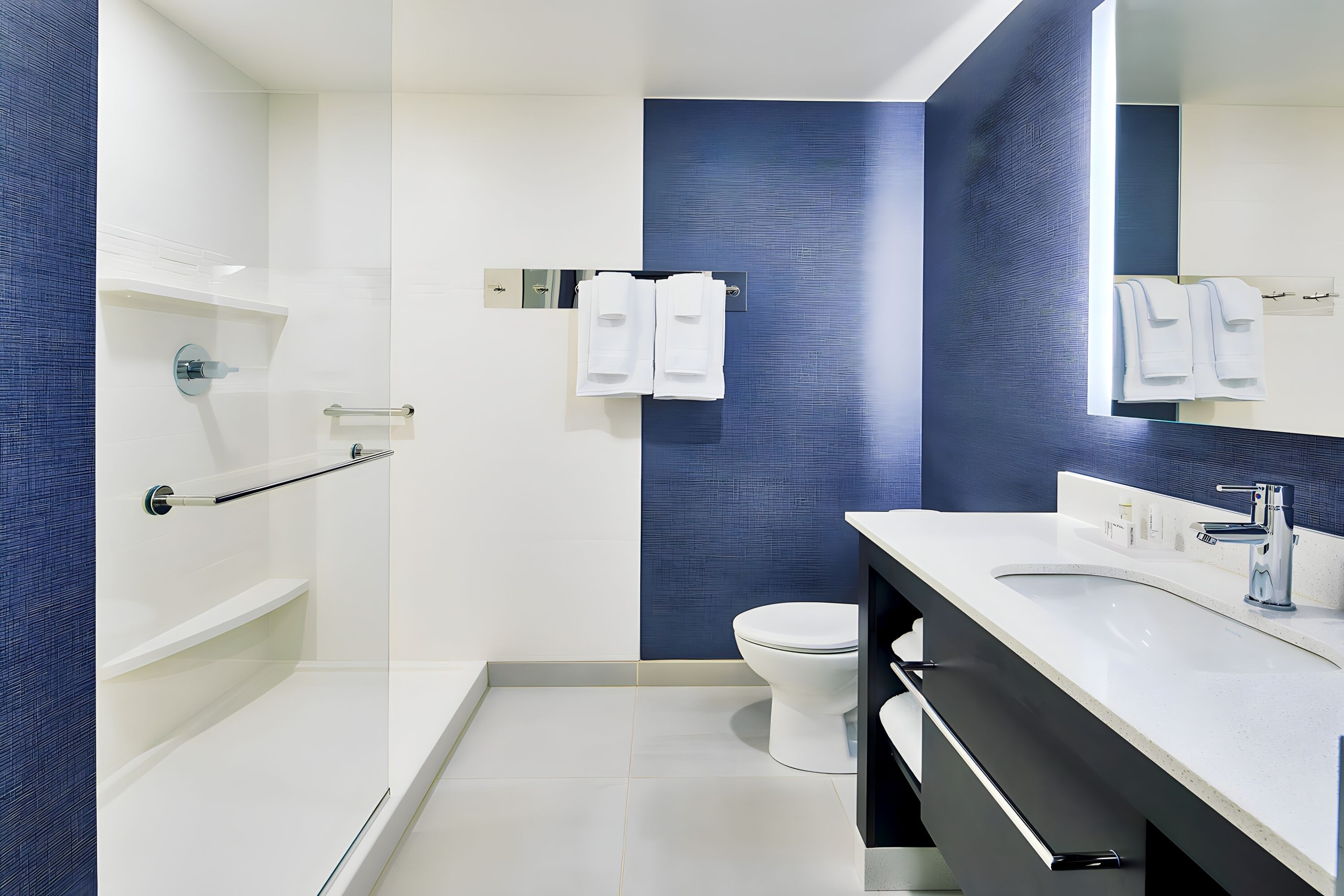Un bagno moderno con un lavandino bianco, uno specchio e un water.