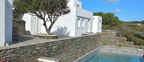 Una piscina al aire libre, una piscina climatizada