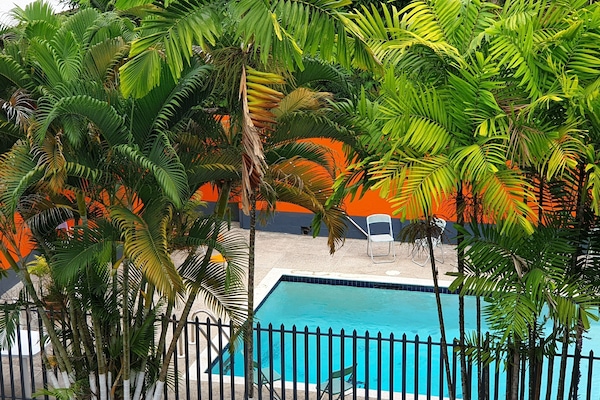 Una piscina al aire libre