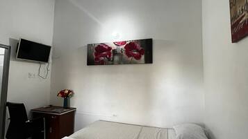 Tabla de planchar con plancha, wifi gratis y ropa de cama