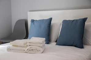 2 Schlafzimmer, Schreibtisch, Bügeleisen/Bügelbrett
