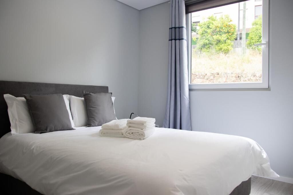 2 bedrooms, desk, iron/ironing board