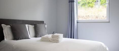 2 slaapkamers, een bureau, een strijkplank/strijkijzer