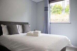 2 slaapkamers, een bureau, een strijkplank/strijkijzer