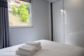 2 Schlafzimmer, Schreibtisch, Bügeleisen/Bügelbrett