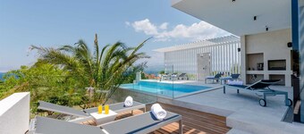 Luxury beachfront villa with pool in Sutivan